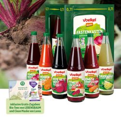 KI generiert: Das Bild zeigt ein Geschenkset mit verschiedenen italienischen Lebensmitteln, darunter Pasta, Olivenöl, Grissini und verschiedene Saucen in einem dekorativen Präsentkorb. Die Produkte sind auf Stroh gebettet und stammen von unterschiedlichen Marken.