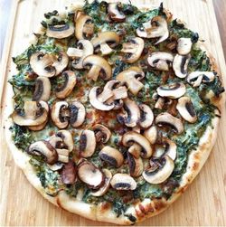 Rezept der Woche: Spinat-Pizza mit Pilzen und Knoblauch