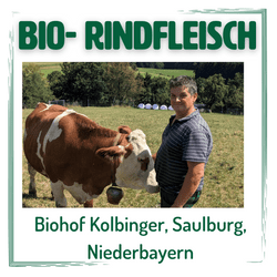 KI generiert: Das Bild zeigt ein Geschenkset mit verschiedenen italienischen Lebensmitteln, darunter Pasta, Olivenöl, Grissini und verschiedene Saucen in einem dekorativen Präsentkorb. Die Produkte sind auf Stroh gebettet und stammen von unterschiedlichen Marken.