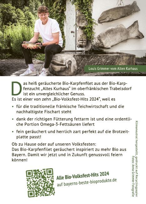 KI generiert: Das Bild zeigt eine Werbung für heiß geräuchertes Bio-Karpfenfilet vom „Alten Kurhaus“ in Trabelsdorf, angepriesen als einer der „Bio-Volksfest-Hits 2024“. Darunter sitzt eine Person neben einer Skulptur mit Infos über die nachhaltige Fischart und ihre kulinarischen Vorteile.