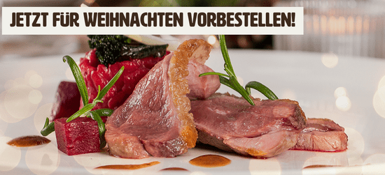 KI generiert: Das Bild zeigt ein appetitlich angerichtetes Gericht mit Fleisch, Gemüse und Sauce, garniert mit frischen Kräutern. Oben steht der Text "Jetzt für Weihnachten vorbestellen!"