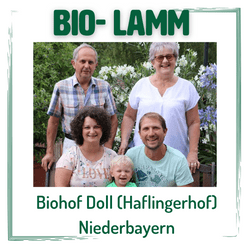 KI generiert: Das Bild zeigt ein Geschenkset mit verschiedenen italienischen Lebensmitteln, darunter Pasta, Olivenöl, Grissini und verschiedene Saucen in einem dekorativen Präsentkorb. Die Produkte sind auf Stroh gebettet und stammen von unterschiedlichen Marken.