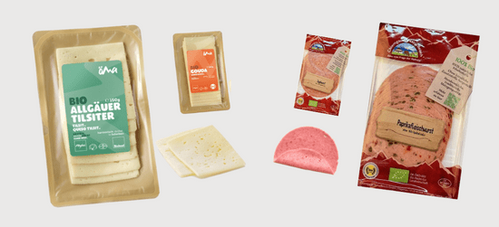 KI generiert: Das Bild zeigt ein Geschenkset mit verschiedenen italienischen Lebensmitteln, darunter Pasta, Olivenöl, Grissini und verschiedene Saucen in einem dekorativen Präsentkorb. Die Produkte sind auf Stroh gebettet und stammen von unterschiedlichen Marken.