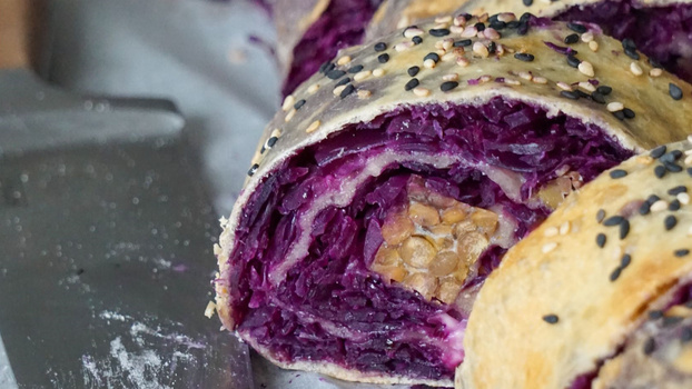 Rezeptbild für Blaukraut-Strudel mit Berglinsen-Tempeh