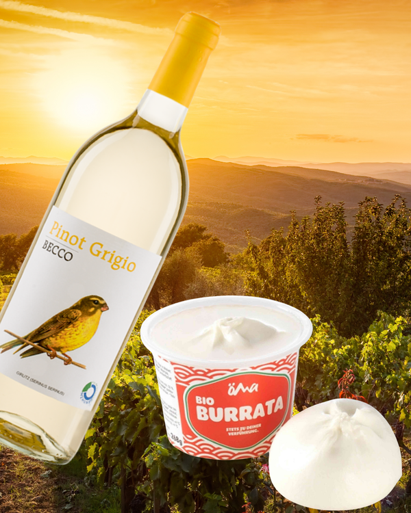 KI generiert: Weinflasche und Burrata vor Sonnenuntergang; Text: "Pinot Grigio Becco" und "öllà BIO BURRATA".