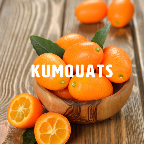 KI generiert: Eine Schale voller Kumquats auf Holztisch. Text: "KUMQUATS".