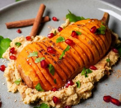 Produktfoto zu Rezept & Kochkiste: Ofenkürbis auf Zimt-Hummus