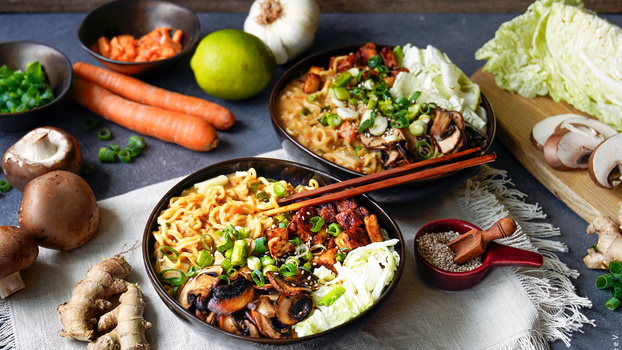 Rezeptbild für Thai-Ramen mit Pilzen und knusprigem Tofu