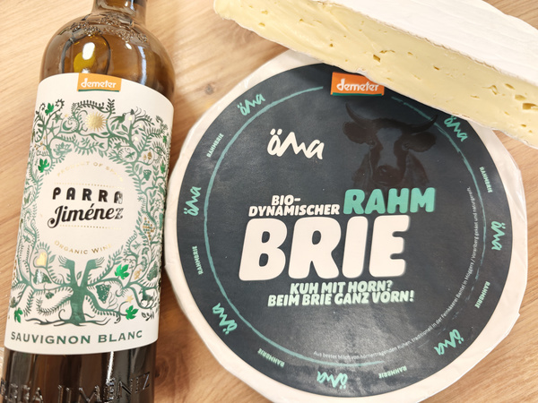 KI-generierte Beschreibung: Bio-dynamischer Rahm Brie von Parra Jiménez.