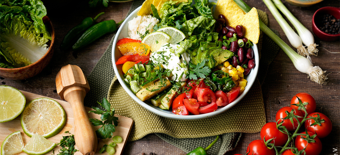Burrito Bowl mit Tomaten und weiteren Zutaten