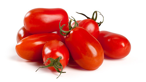 KI generiert: Einige rote, längliche Tomaten, die zusammen in einem Haufen liegen.