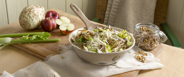 KI generiert: Das Bild zeigt eine Auswahl an veganen Lebensmitteln wie Quinoa, Tofu, Süßkartoffel, Cashewnüsse und Gemüse. Es bewirbt Tipps zum einfachen Umstieg auf vegane Ernährung.