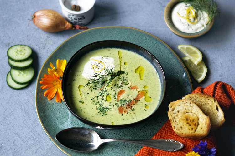 Rezeptbild für Gurkensuppe mit Räucherlachs und Zitronen-Crème Fraîche