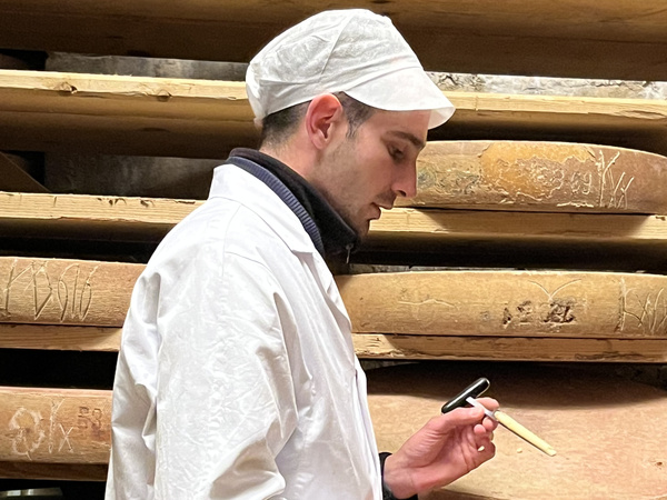 KI generiert: Eine Auswahl an Aufstrichen, Nüssen und Joghurt auf einem Tisch; Beschriftungen für Brombeere, Lemon Curd.