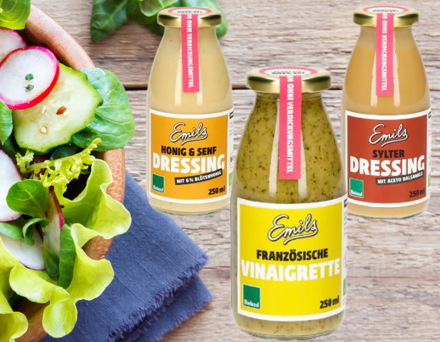 KI generiert: Das Bild zeigt eine Vielfalt an frischem Obst und Gemüse, darunter Karotten, Radicchio, Orangen, Granatäpfel, Kürbis und Grünkohl. Die bunten und frischen Lebensmittel sind in einem Korb arrangiert.