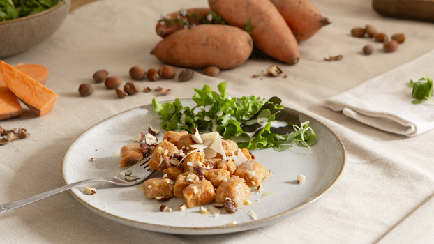 Rezeptbild für Süßkartoffel-Gnocchi mit Haselnussbutter und herbstlichem Salat