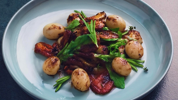 KI generiert: Ein Tellergericht mit Fleisch, kleinen Kartoffeln und grünem Gemüse.
