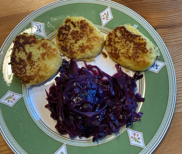 Kartoffel-Kiachl mit Blaukraut