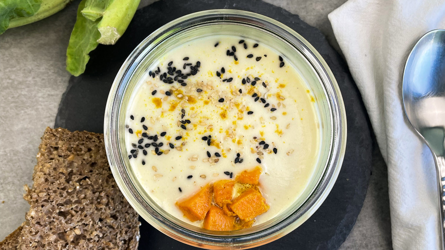 Rezeptbild für Cremige Blumenkohlsuppe mit gerösteten Süßkartoffeln