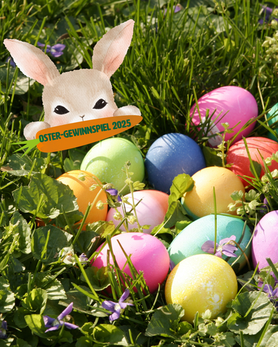 KI generiert: Bunte Ostereier im Gras mit Osterhase. Text: "OSTER-GEWINNSPIEL 2025".