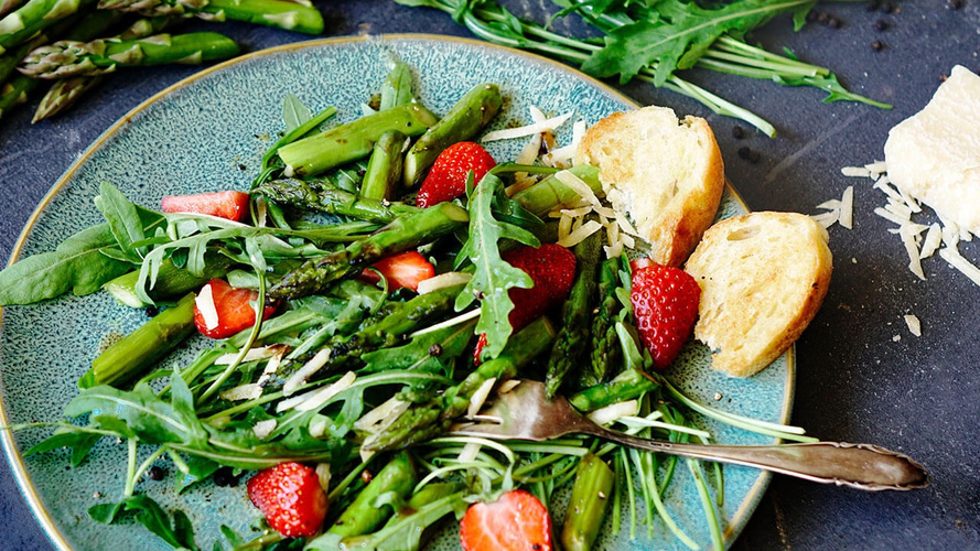 Rezeptbild für Spargel-Erdbeer-Salat mit Rucola