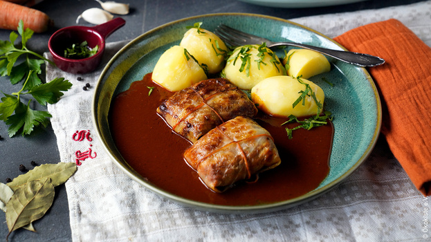 Rezeptbild für Vegane Kohlrouladen  mit Bratensoße & Kartoffeln
