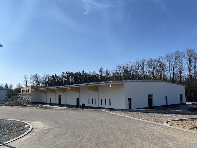 Außenansicht unseres Neubaus bei strahlendem Sonnenschein