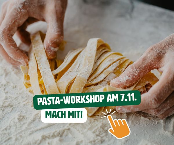 KI generiert: Hände machen Pasta auf mehlbedecktem Tisch. Text: "PASTA-WORKSHOP AM 7.11. MACH MIT!"