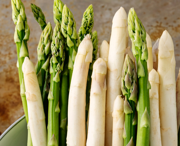 KI generiert: Grüner und weißer Spargel nebeneinander in Nahaufnahme.