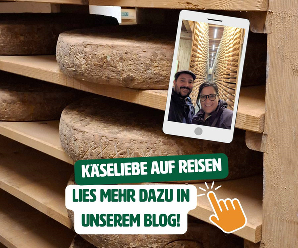 KI generiert: Käselaibe auf Regalen, mit einem Bild von zwei Personen und dem Text: "Käseliebe auf Reisen. Lies mehr dazu in unserem Blog!"