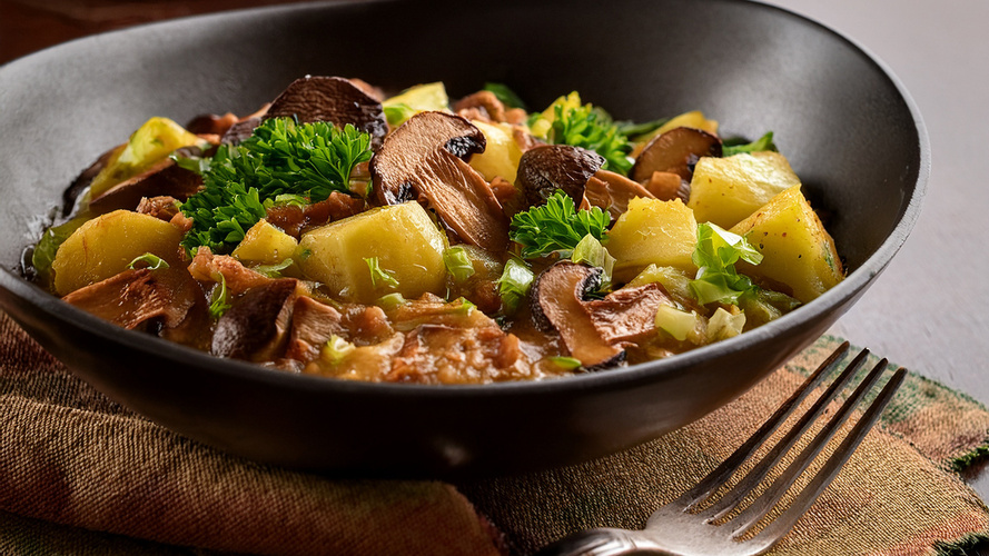 Rezeptbild für Wirsing-Kartoffel-Gulasch mit Steinpilzen