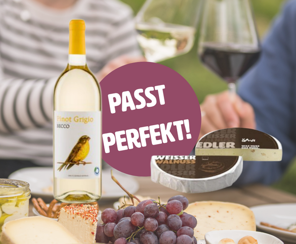 KI generiert: Wein, Käse und Trauben auf einem Tisch, Text: "PASST PERFEKT!"
