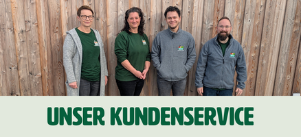 KI generiert: Das Bild zeigt vier Personen, die vor einer Holzwand stehen und lächeln. Darüber steht der Text "UNSER KUNDENSERVICE".