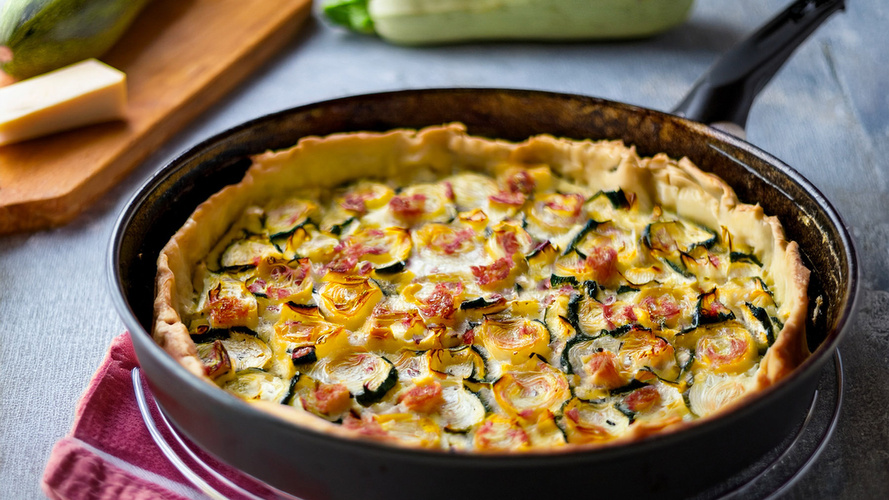 Rezeptbild für Carbonara-Quiche mit Spitzkohl und Zucchini