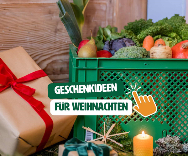 KI generiert: Eine Gemüsekiste mit Weihnachtsdeko und Geschenk. Text: "GESCHENKIDEEN FÜR WEIHNACHTEN".