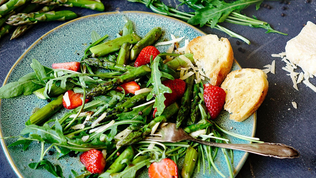 Rezeptbild für Spargel-Erdbeer-Salat mit Rucola