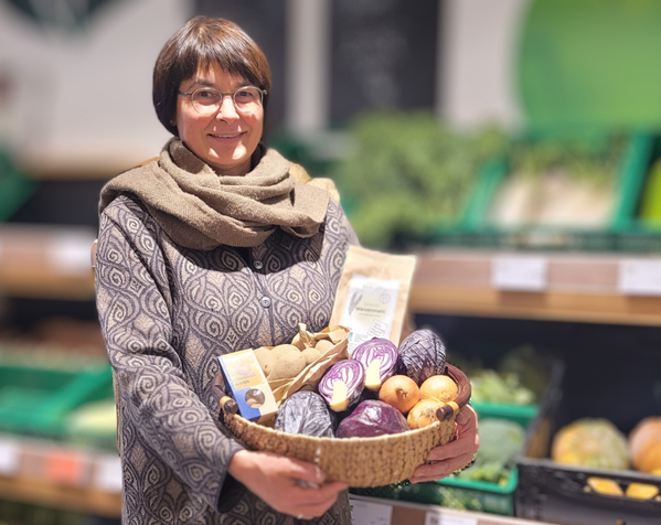 KI generiert: Eine Person hält einen Korb mit Gemüse in einem Geschäft.