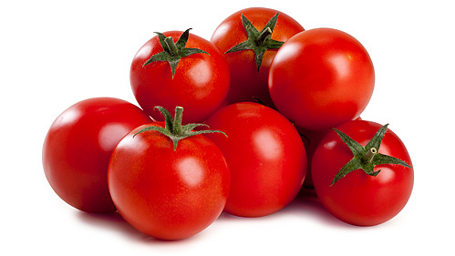 KI generiert: Sieben frische, rote Tomaten auf weißem Hintergrund.