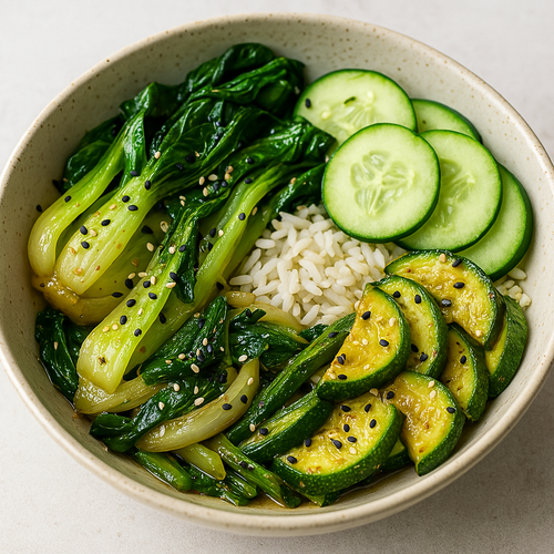KI generiert: Eine Schüssel mit Bok Choi, Zucchini, Gurkenscheiben, Reis und Sesam.