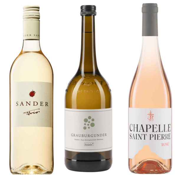 KI generiert: Drei Flaschen Wein: Sander Trio, Grauburgunder, Chapelle Saint Pierre Rosé.