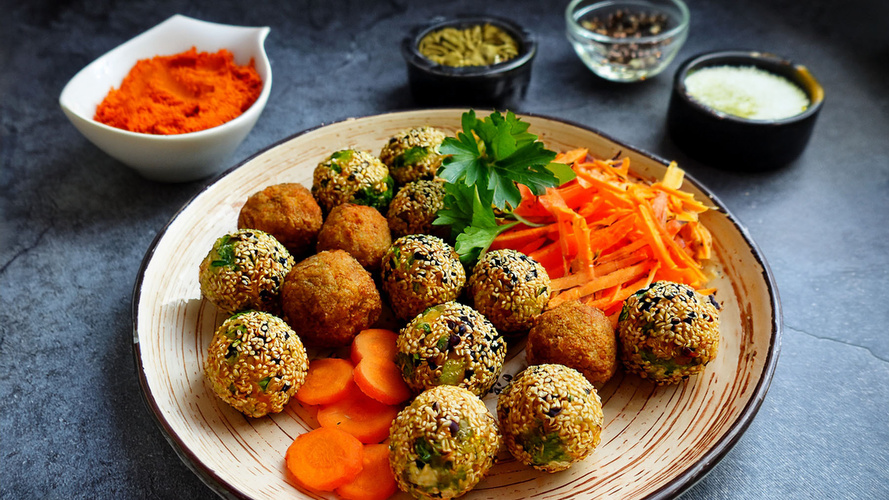 Rezeptbild für Gebackene Sesam Kartoffelbällchen mit Karottensalat