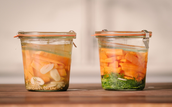 Gelbe Bete wird von Messer geschnitten