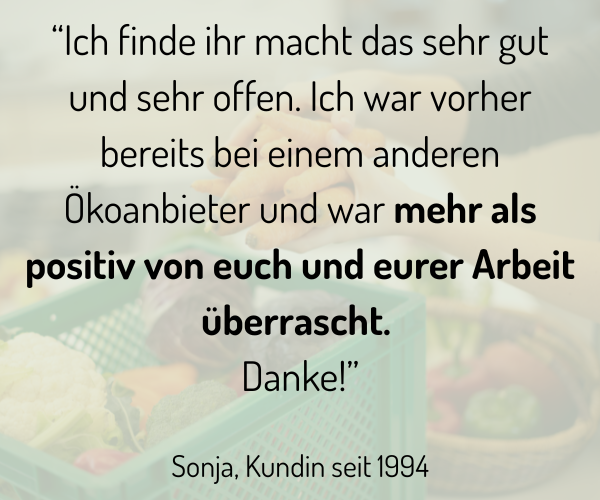 KI generiert: Das Bild zeigt ein positives Kundenfeedback von Sonja, die seit 1994 Kunde ist und die Arbeit des Anbieters lobt. Es enthält ein Zitat mit lobenden Worten und ein grafisches Element, das einen Stift darstellt.