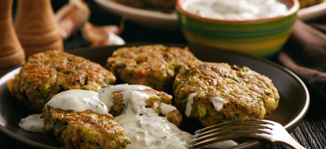 KI generiert: Vegetarische Frikadellen mit Kräutersoße auf einem Teller.