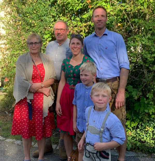 KI generiert: Familienporträt im Freien.