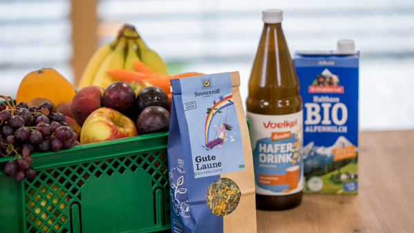 Hand greift in Obstkiste