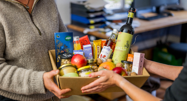 Hand greift in Obstkiste