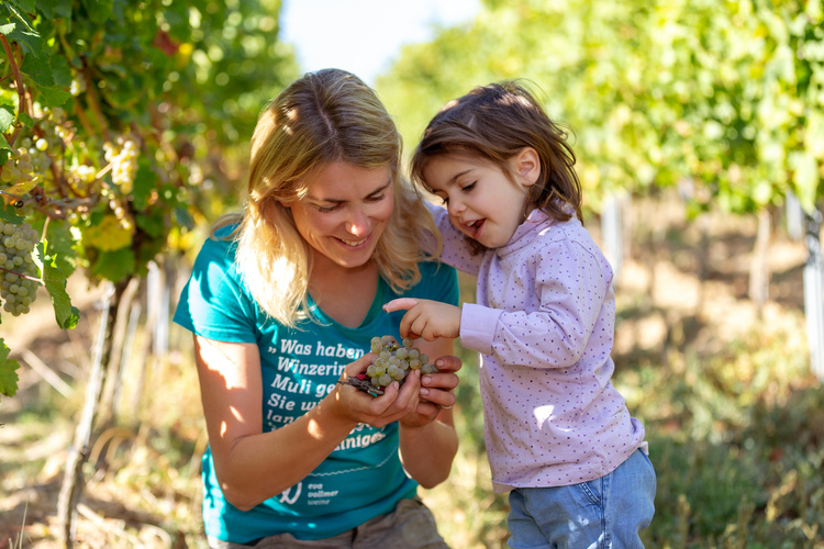 Winzerin Eva Vollmer mit Tochter Klara