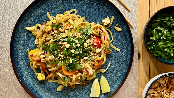 KI-generierte Beschreibung: Hauptinhalt: Schüssel mit gemischtem Salat und Nüssen.