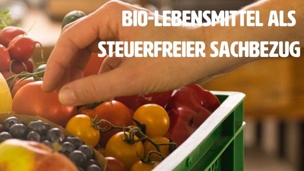 Hand greift in Obstkiste